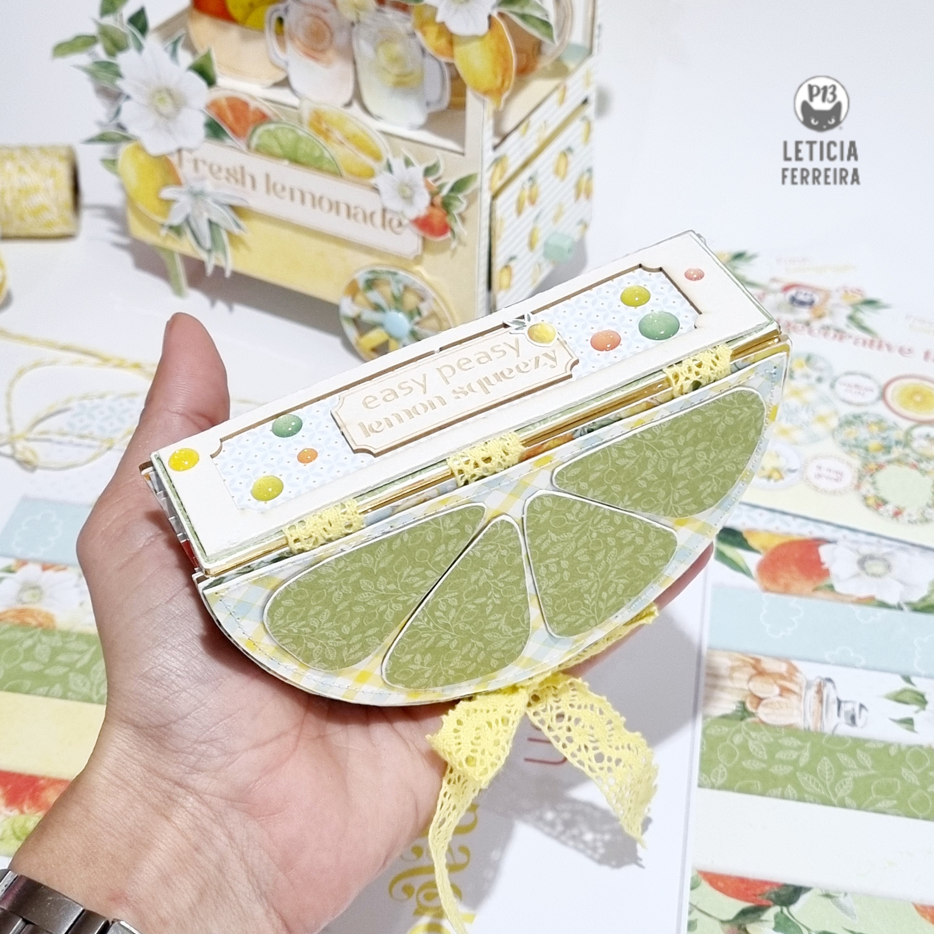 Papelaria artesanal com design de fatia de limão em verde e amarelo, texto 'easy peasy lemon squeezy'