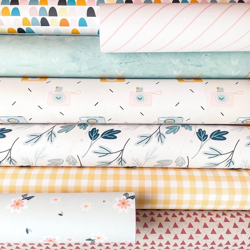 Folhas de papel de embrulho com vários padrões e cores