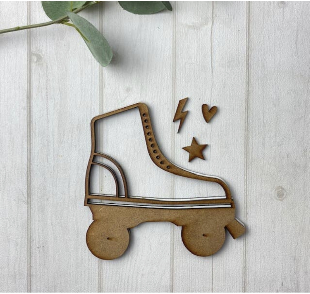Recorte de madeira em forma de patins com símbolos
