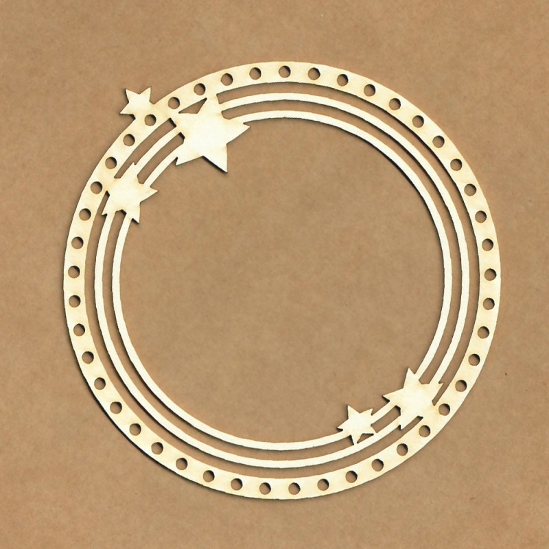 anel redondo em madeira com estrelas e orifícios