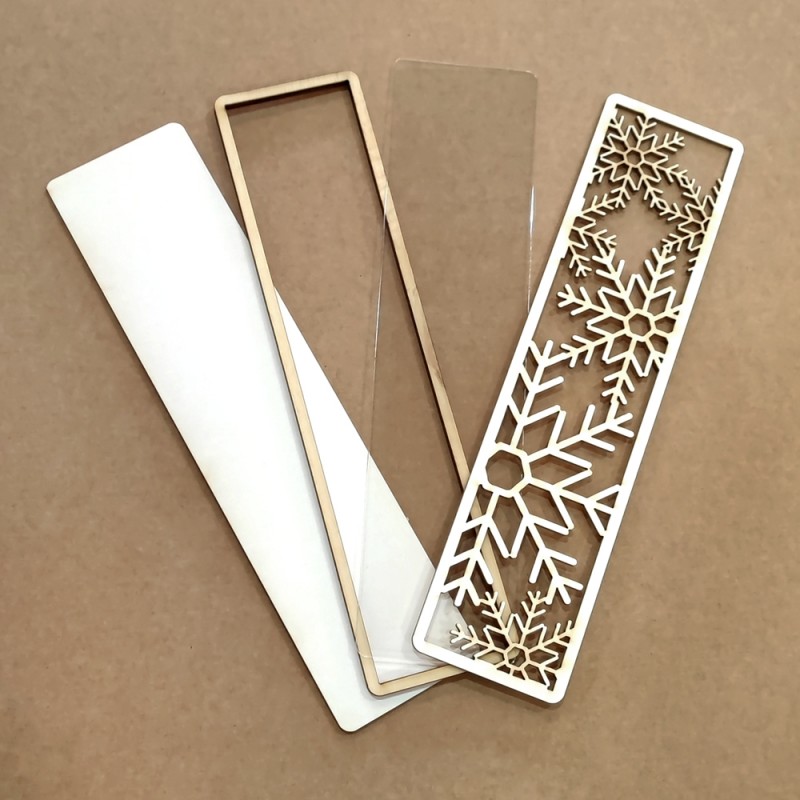 Peças retangulares de madeira e acrílico com padrões de flocos de neve
