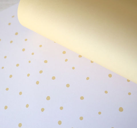 Papel de embrulho branco com pontos dourados e aba amarela clara