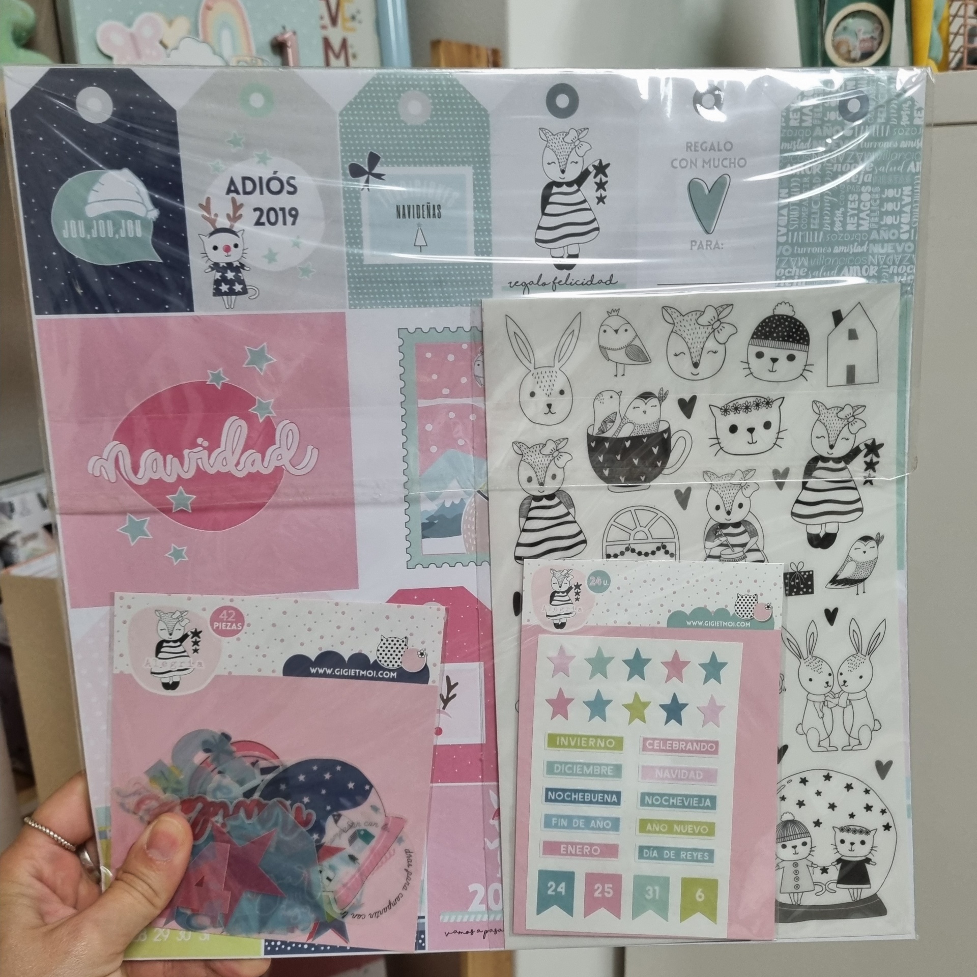 Conjunto de decoração de Natal com etiquetas, adesivos e desenhos de animais em cores rosa, azul e verde