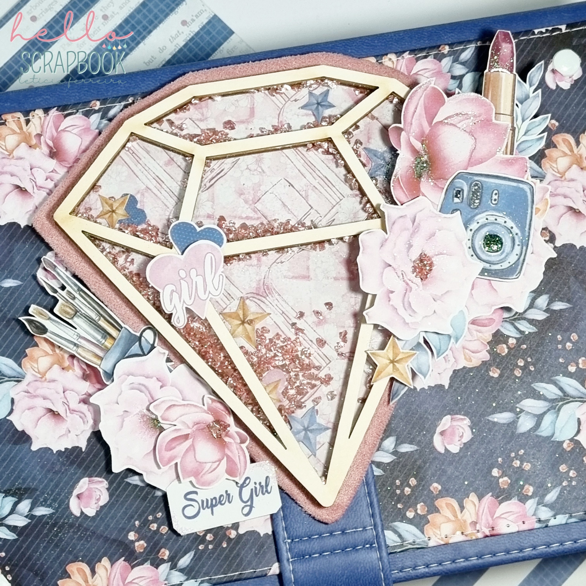 acessório decorativo em forma de diamante com textos Girl e Super Girl sobre fundo floral