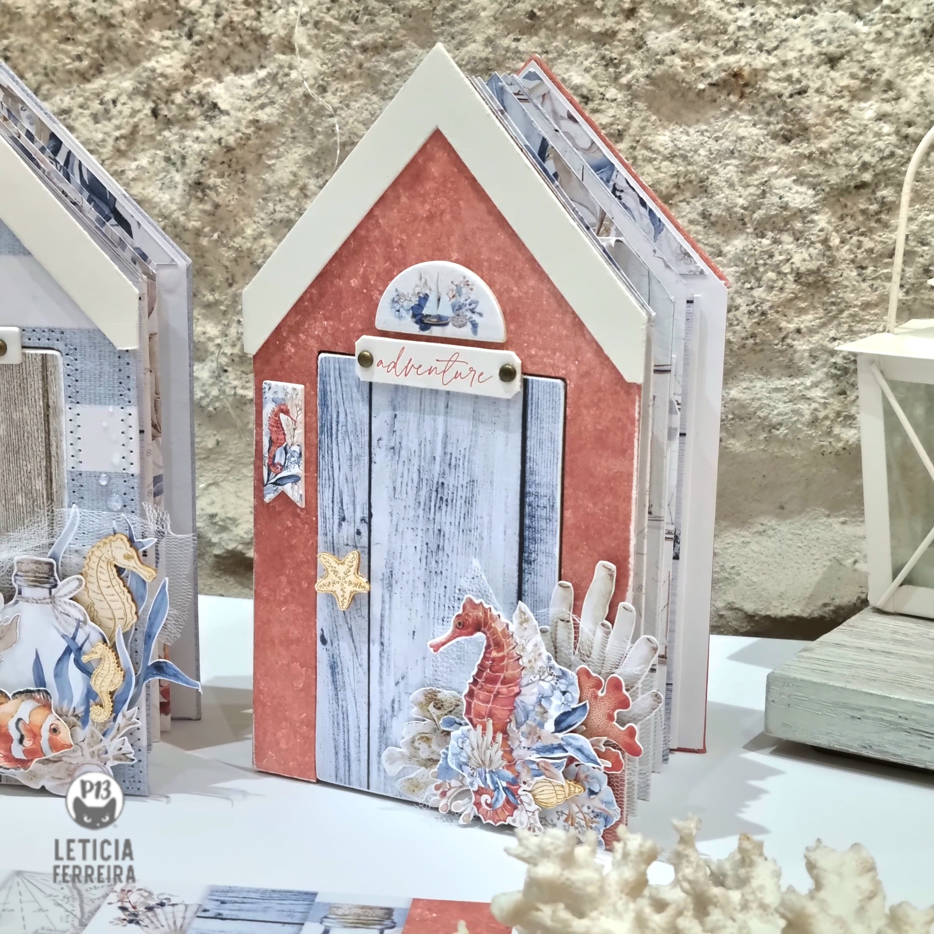 Livro decorativo em forma de casa com tema marinho e palavra 'adventure'