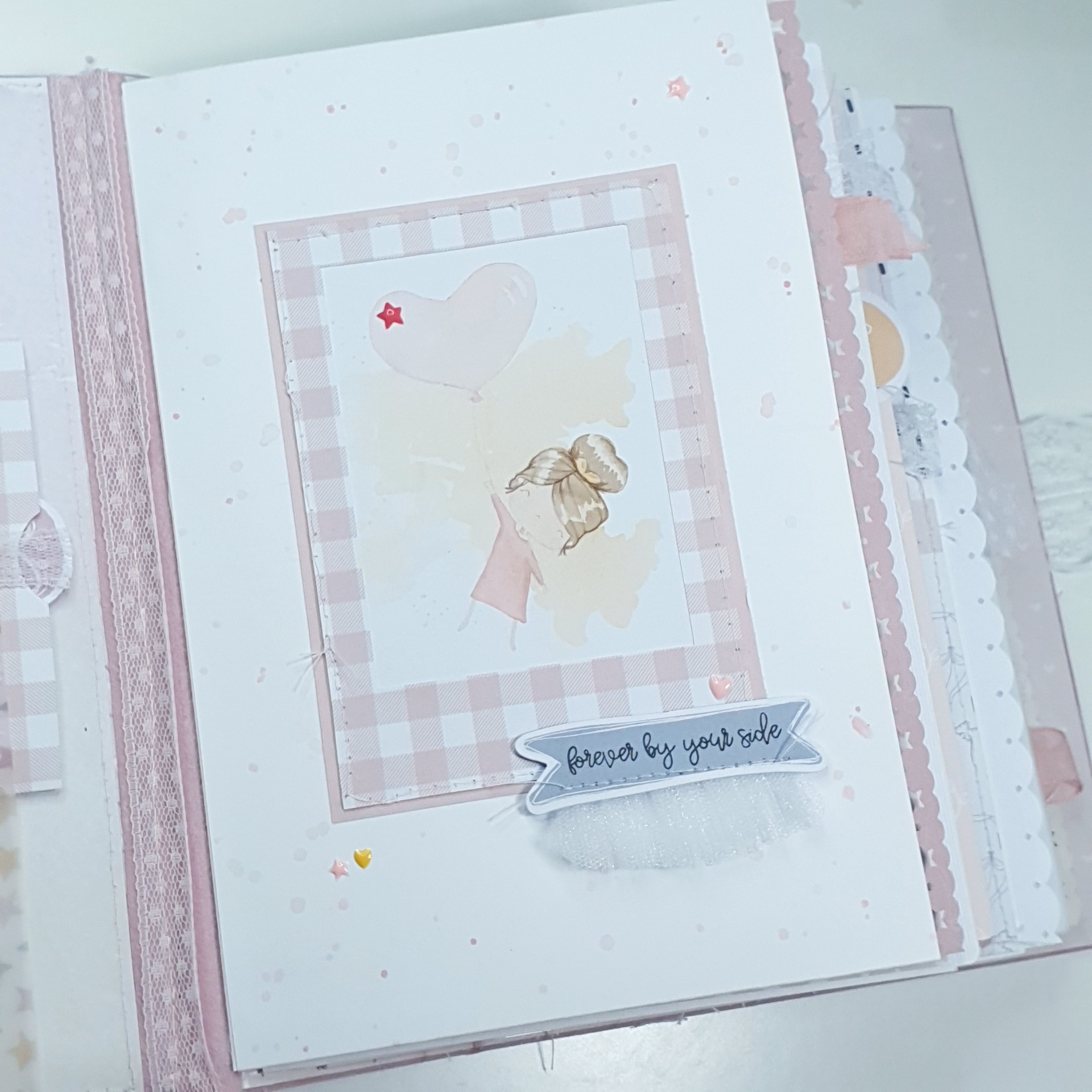 Página decorativa rosa e branca com ilustração de balões e texto 'Choose by your side'