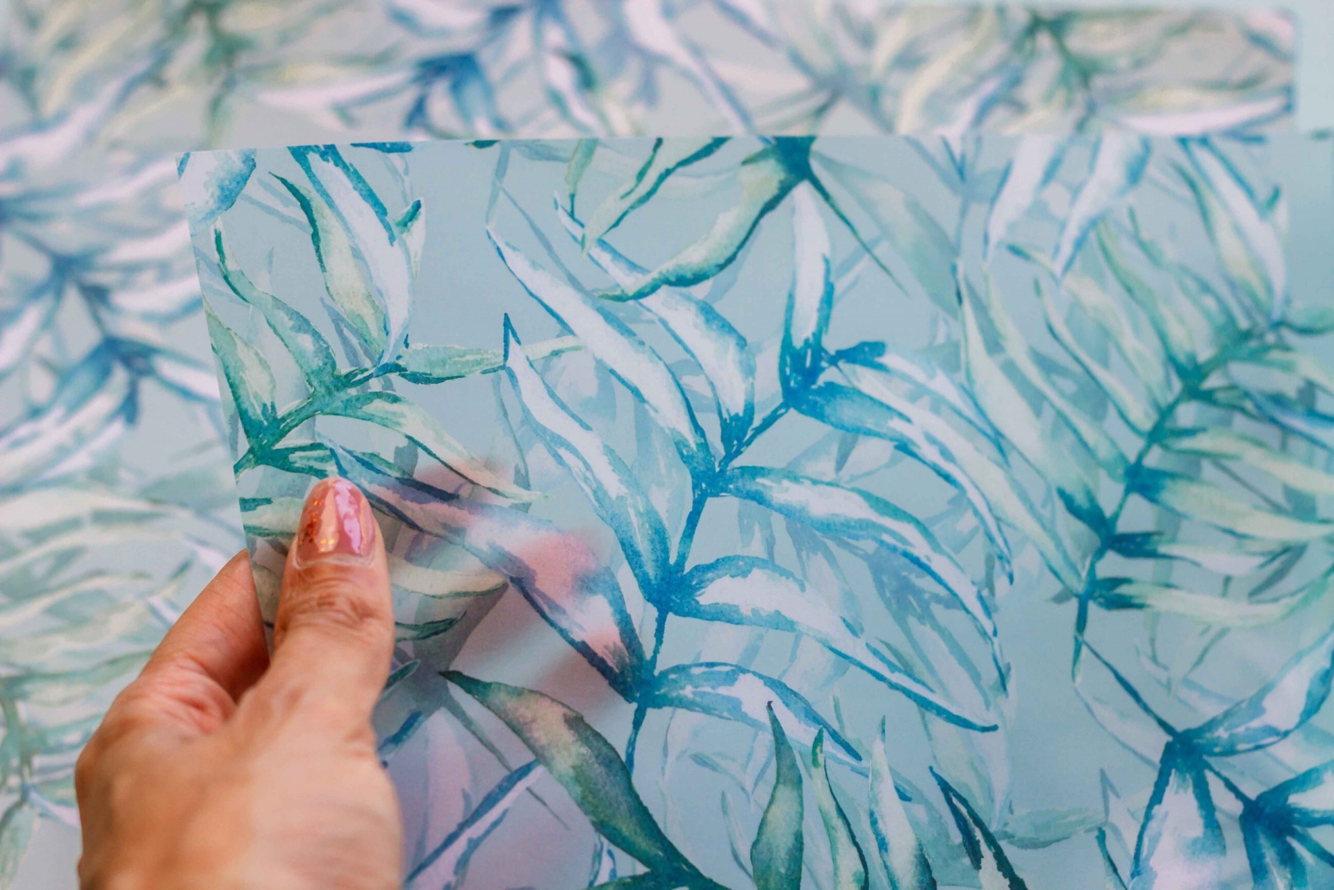 Folha de papel transparente com padrão de folhas verdes e azuis