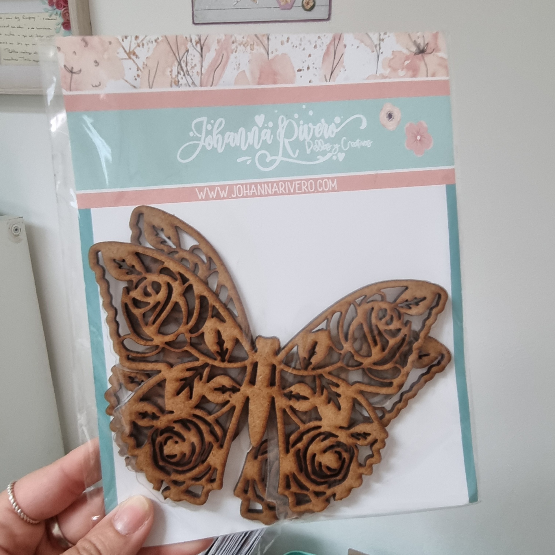 Pendurador decorativo de borboleta em madeira com desenhos florais em embalagem