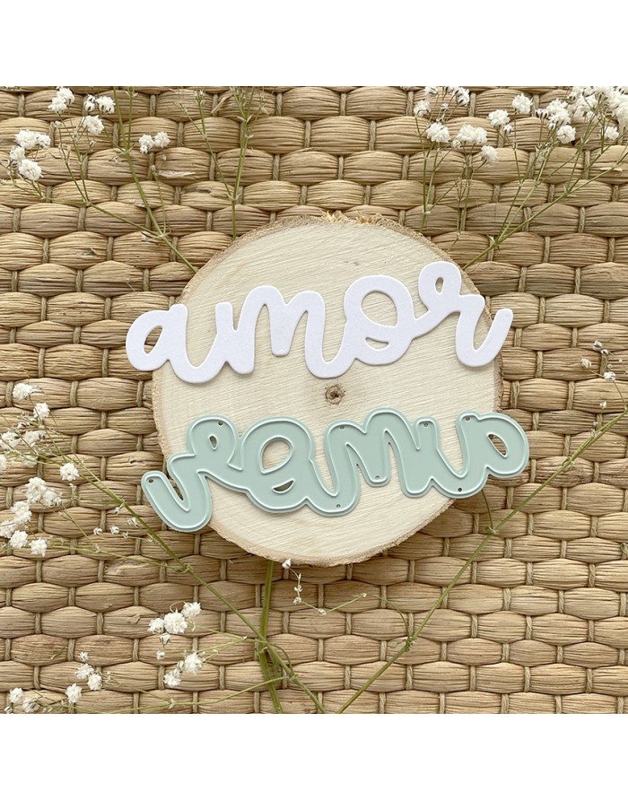 Palavras recortadas 'amor' em branco e verde claro sobre disco de madeira e base de fibras entrelaçadas