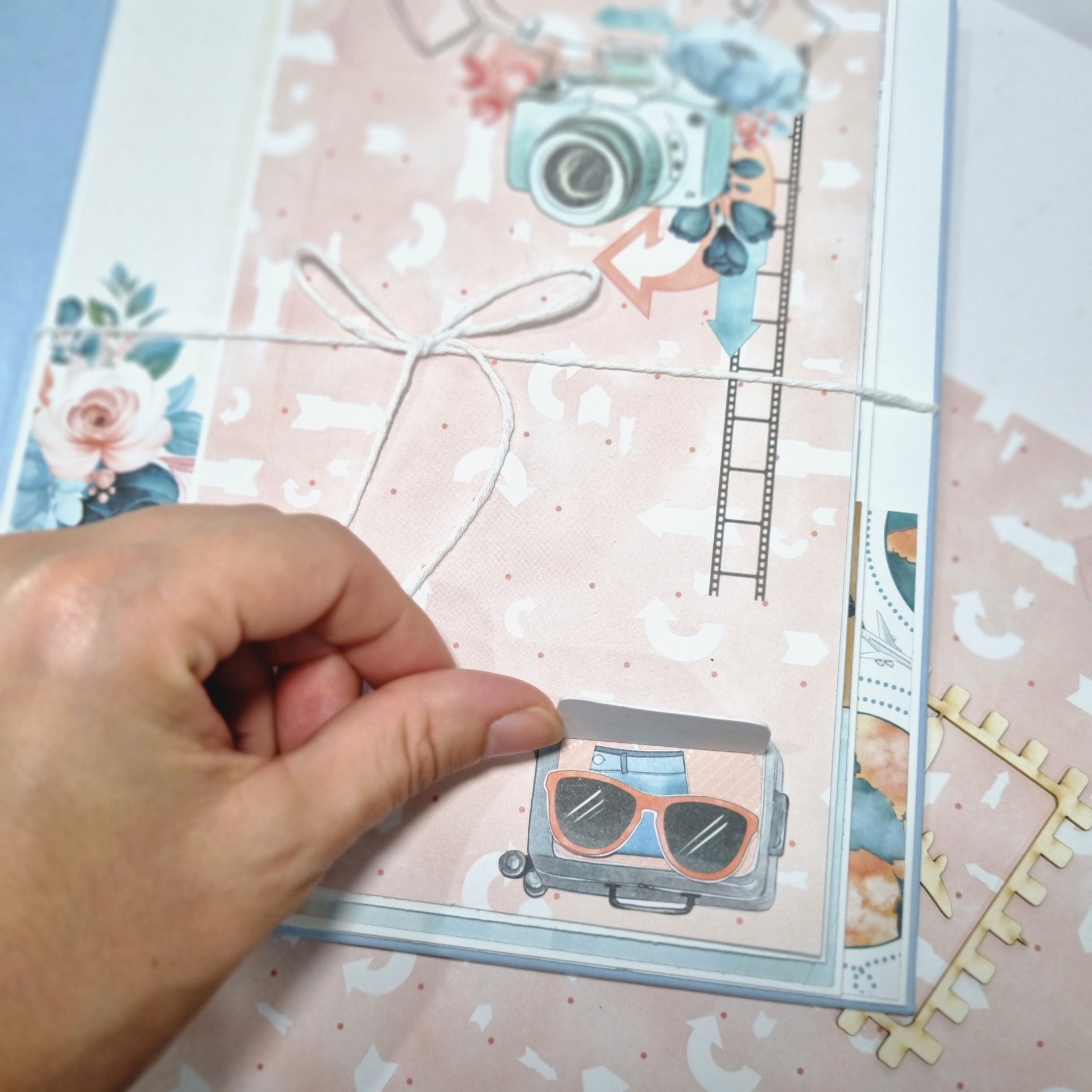 Conjunto de cartões decorativos com desenhos de câmera, mala com óculos e flores sobre fundo rosa e branco