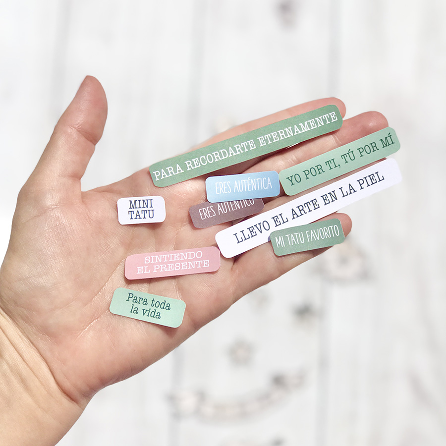 Tatuagens temporárias coloridas com frases em espanhol em mão