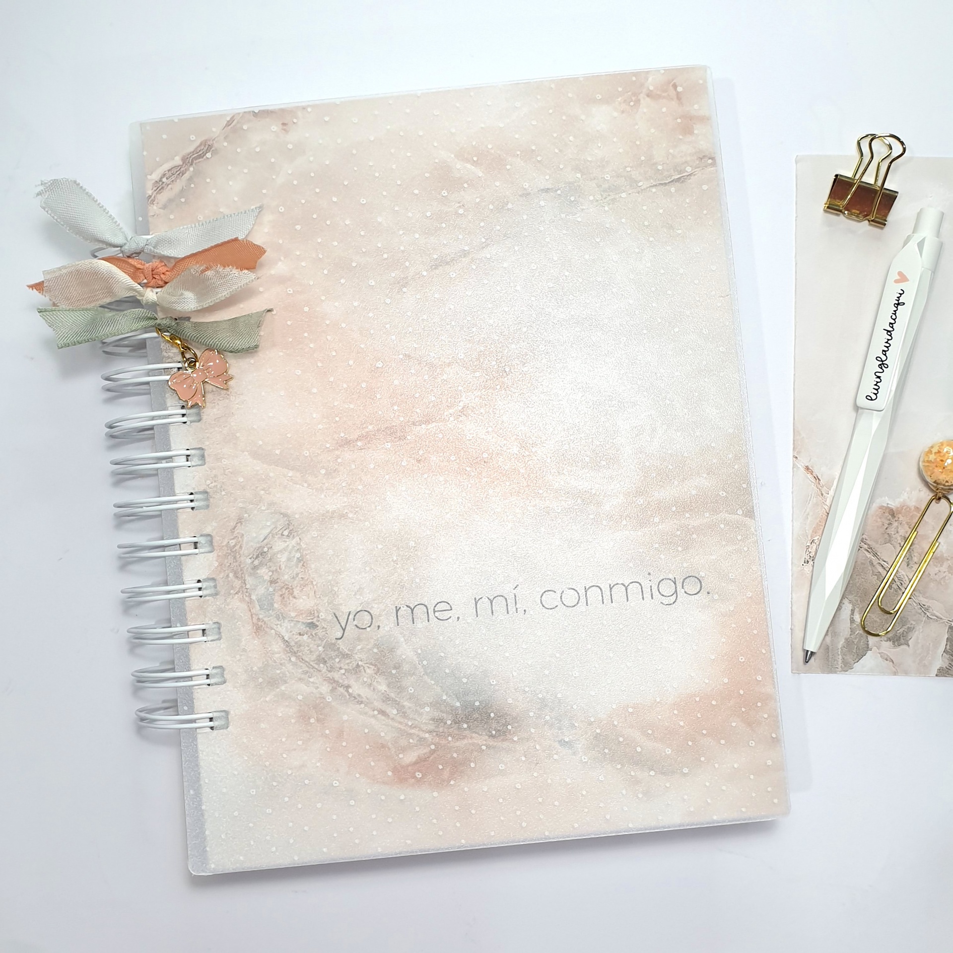 Caderno com capa marmoreada e acessórios de escrita