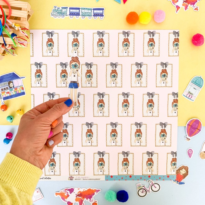 Jogo de cartas para memória com ilustrações de menina e objetos coloridos em mesa