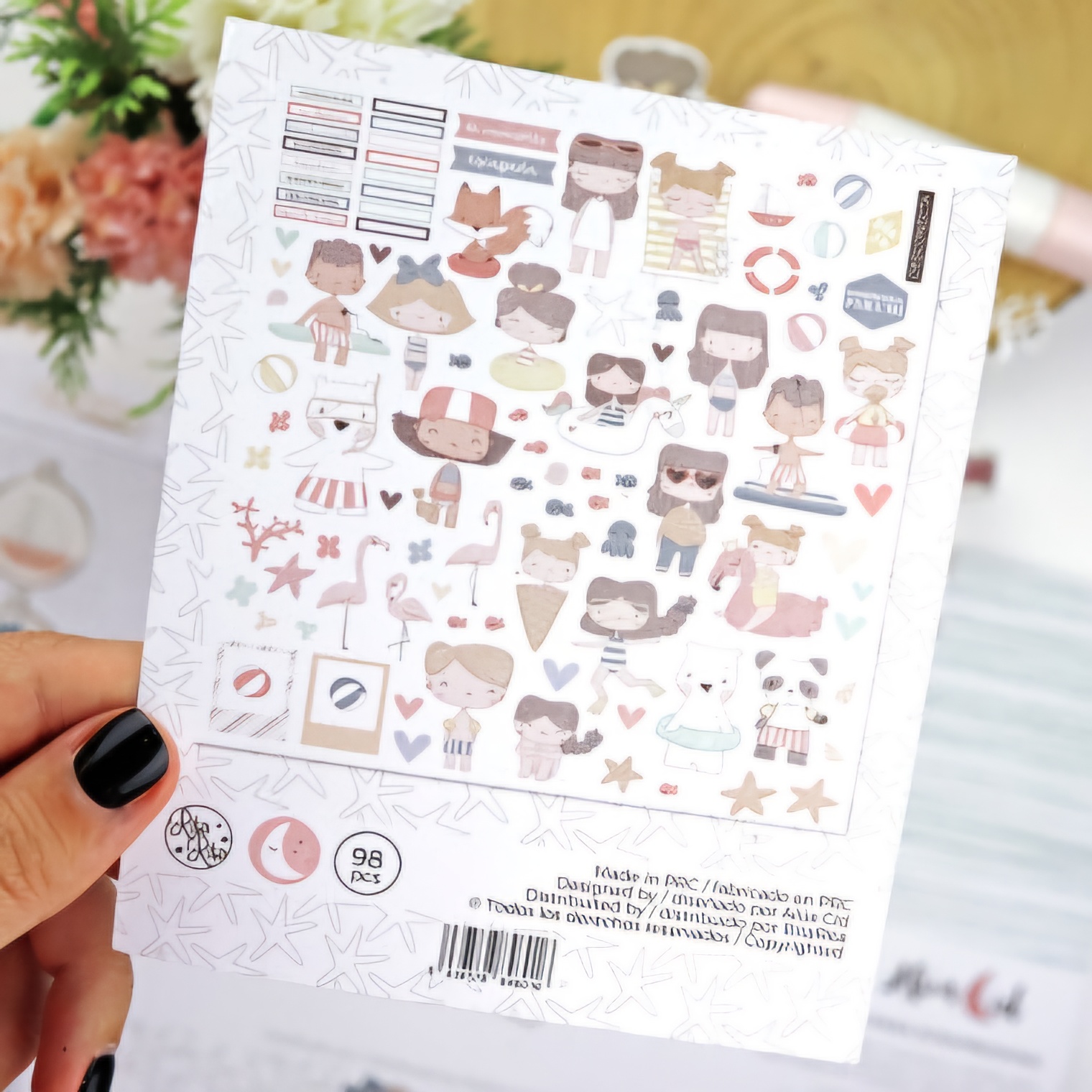 Folha de autocolantes com desenhos de crianças, animais e objetos em tons pastel