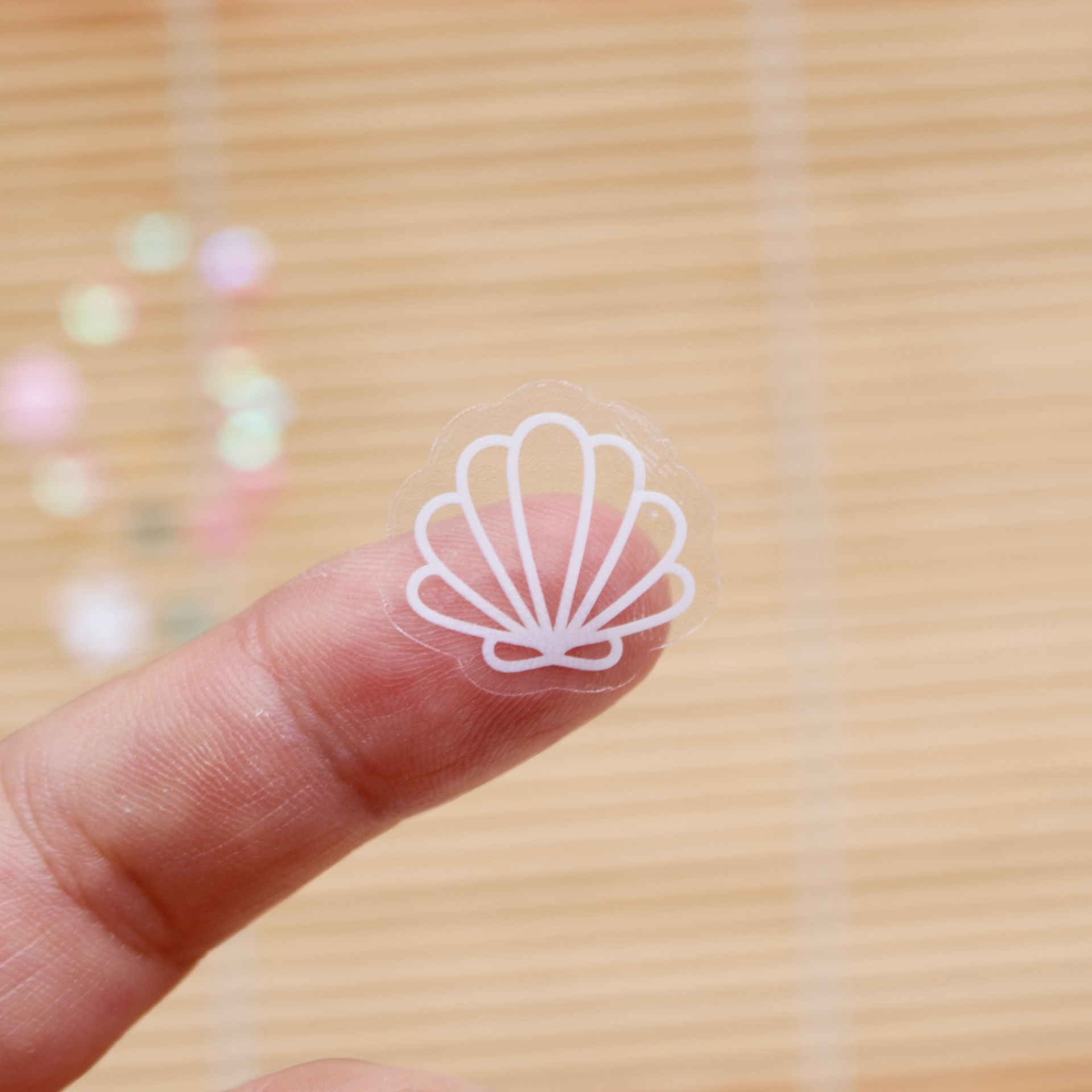 Adesivo transparente de concha branca em fundo neutro desfocado