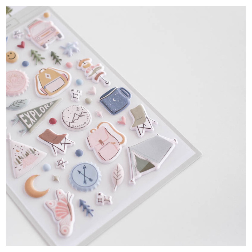 Folha de autocolantes com motivos de campismo e exploração em várias cores suaves.