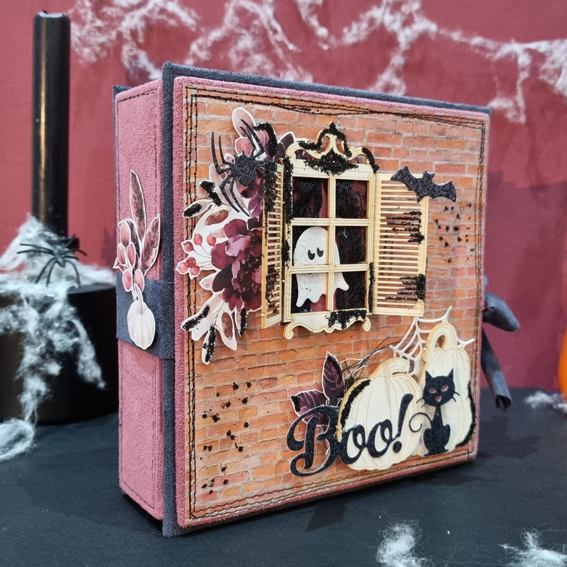 Caixa decorativa de Halloween com janela, fantasma e abóboras