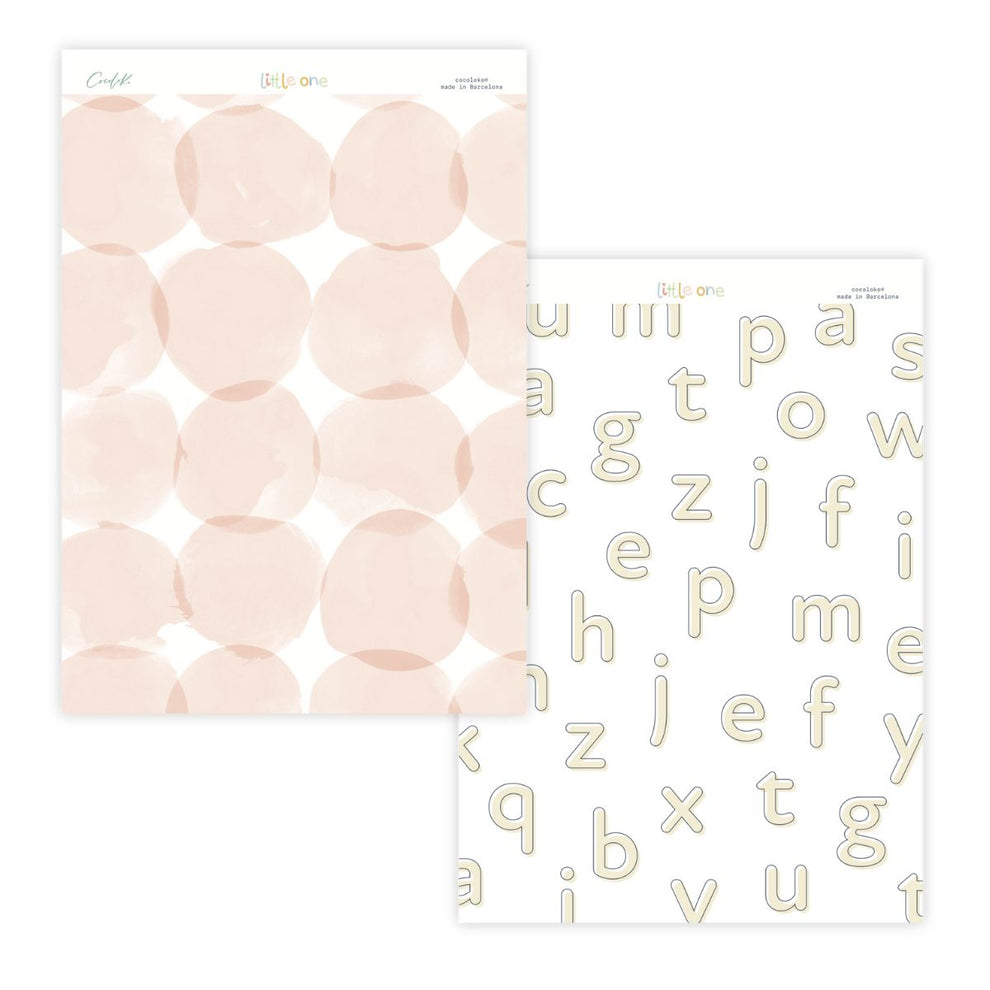 Papel de embrulho com círculos rosa e papel com letras bege sobre branco