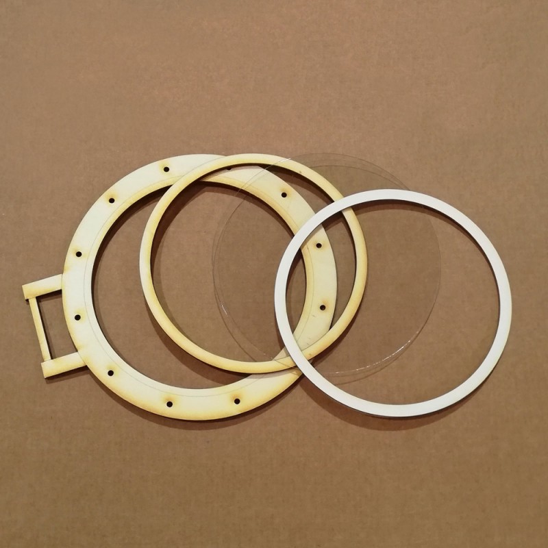 Aros e disco transparentes sobre fundo castanho