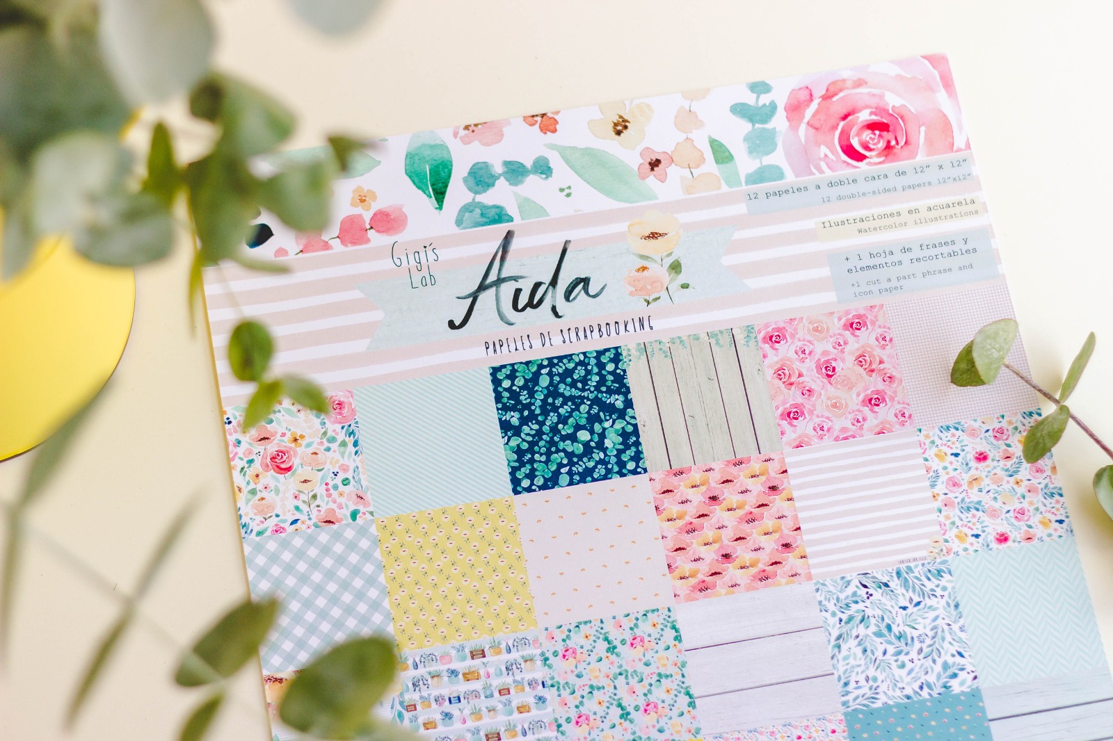 Kit de papel de scrapbook com padrões florais e listrados coloridos em embalagem