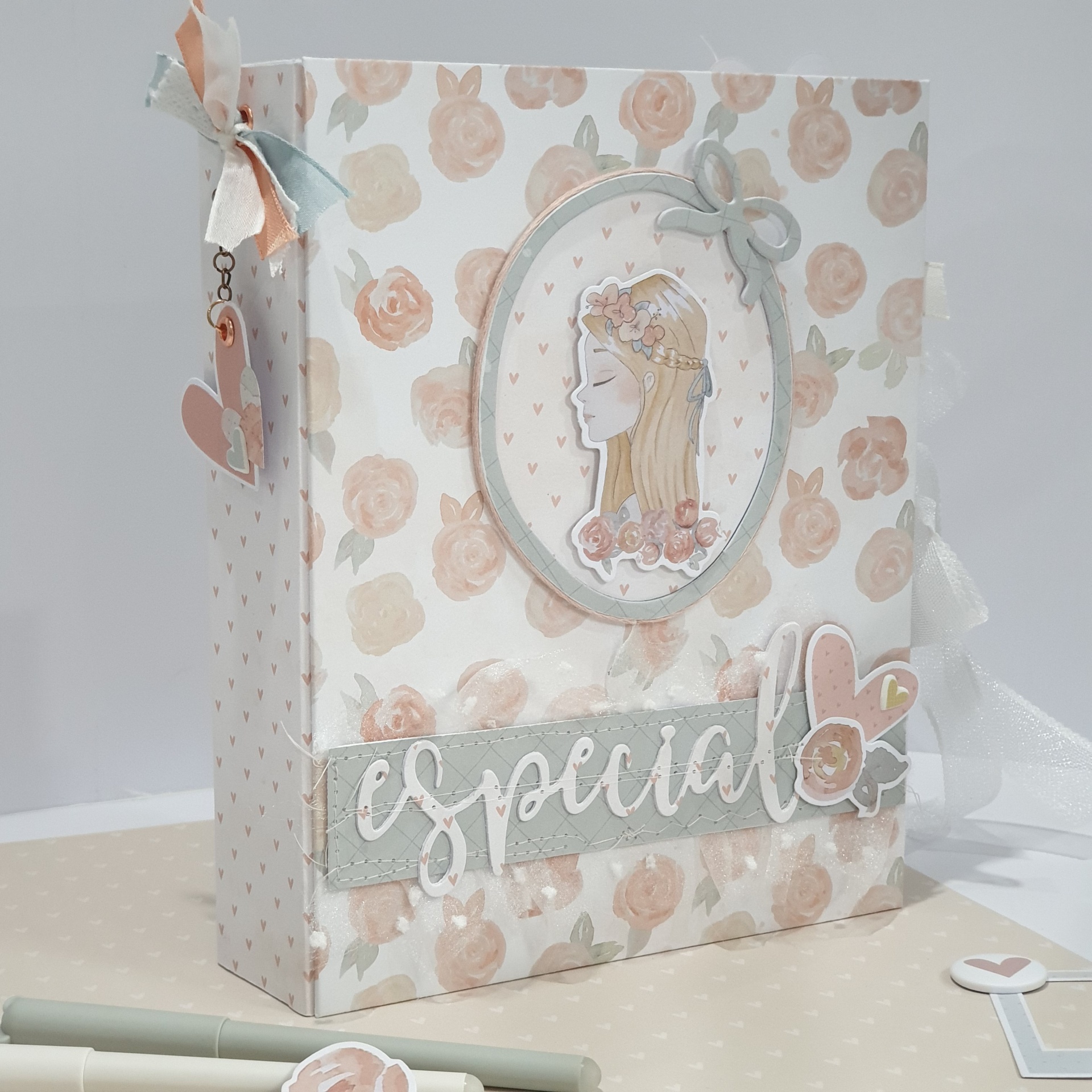 Caixa decorativa floral com recorte de mulher e palavra especial