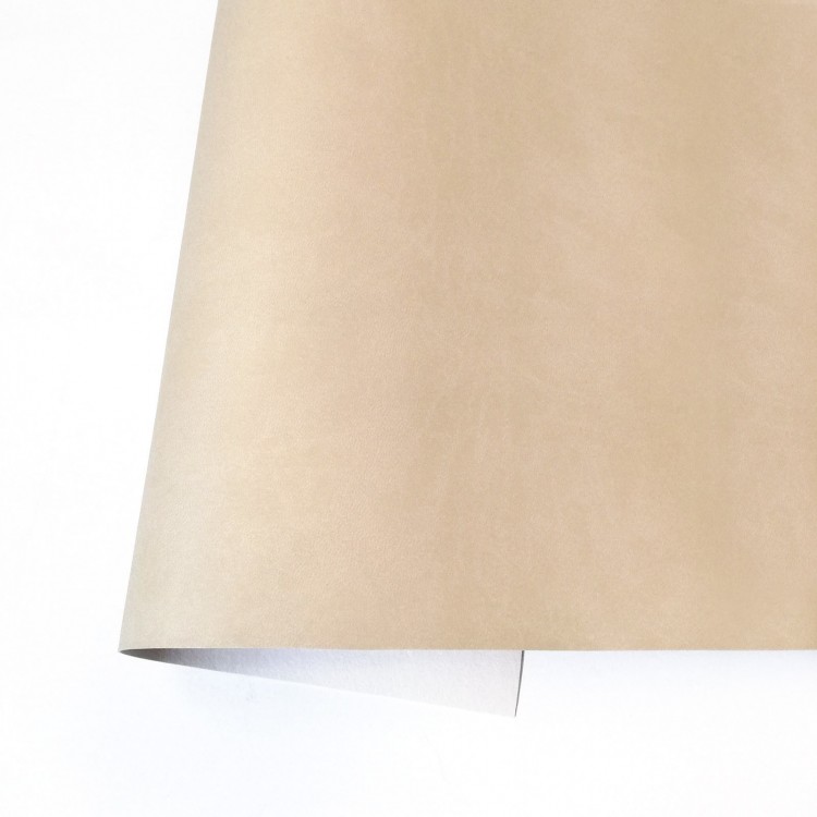 Folha de papel kraft bege claro ligeiramente enrolada sobre fundo branco