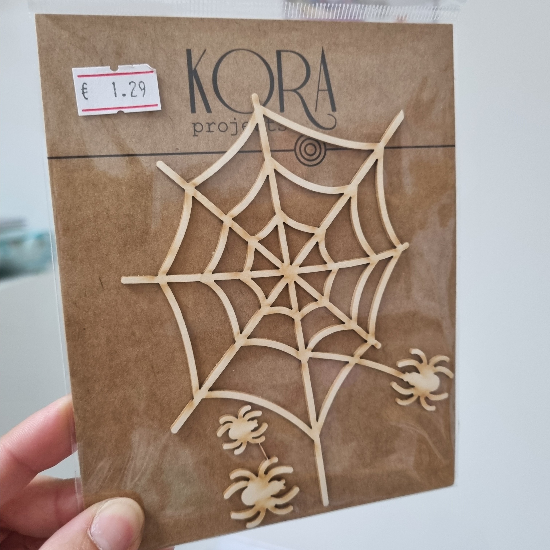 Produto em madeira em forma de teia de aranha com aranhas