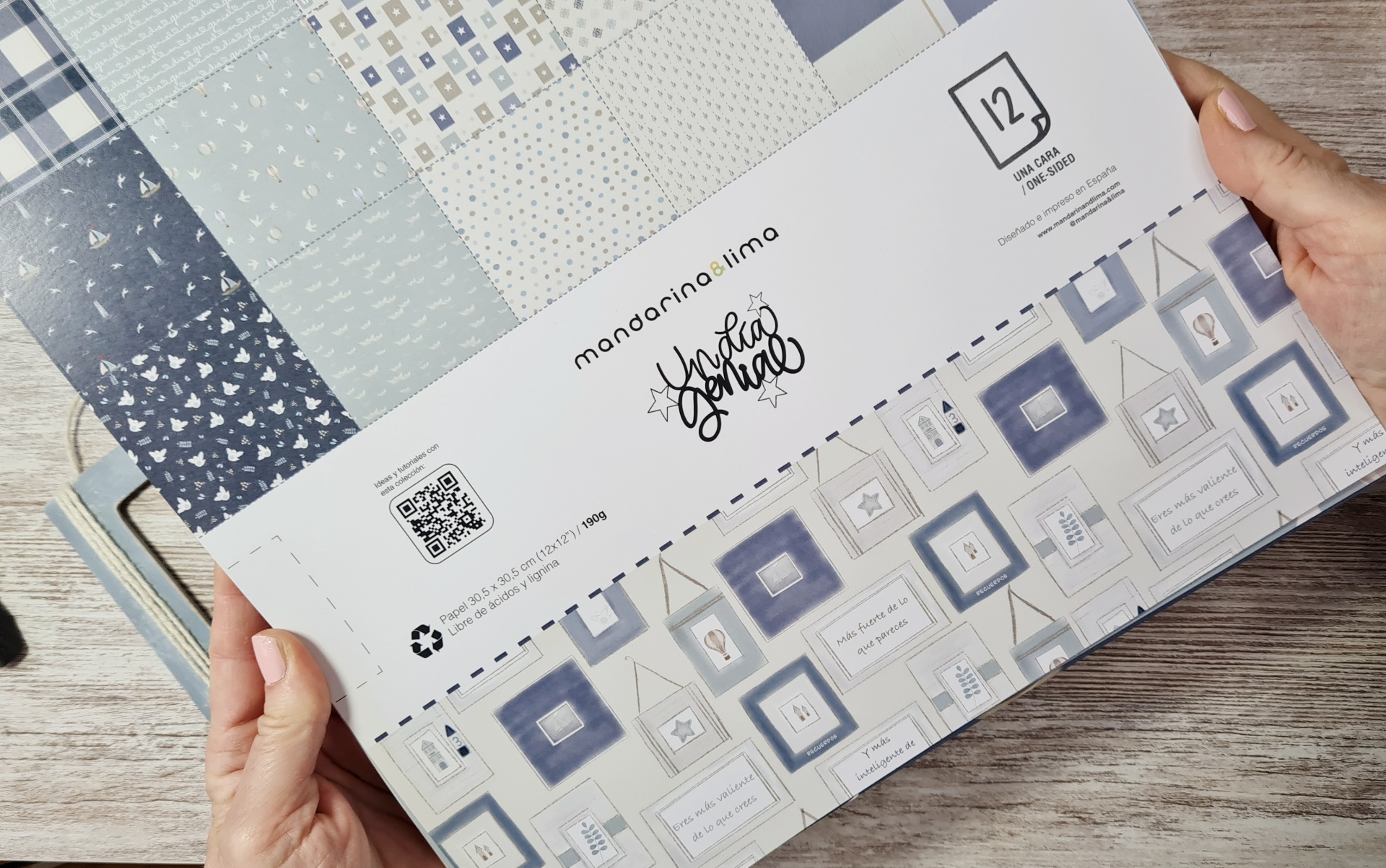 Conjunto de papéis decorativos em tons de azul, cinzento e branco com embalagem branca e texto em português