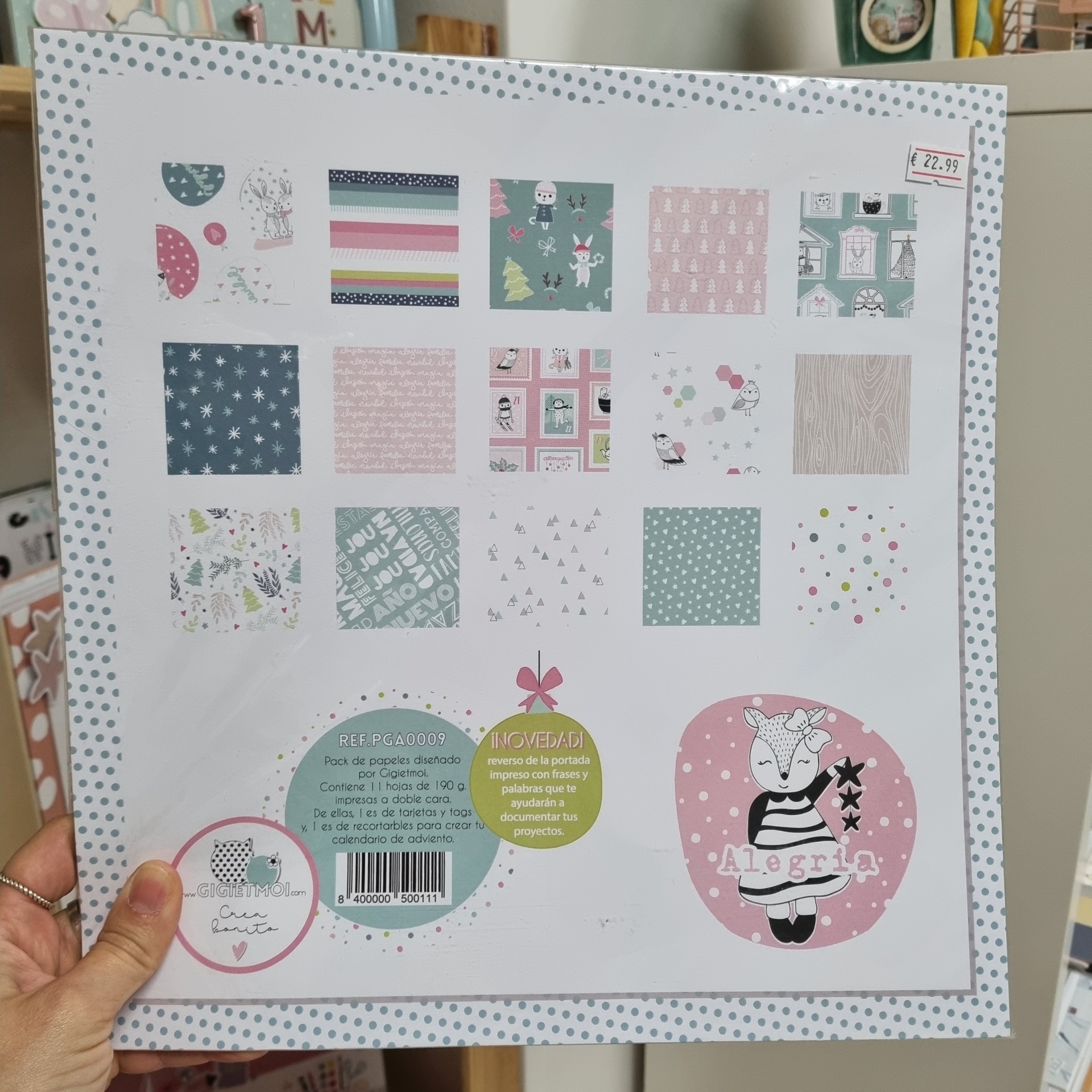 Folha de papel de scrapbooking com padrões coloridos e desenhos de animais no fundo branco