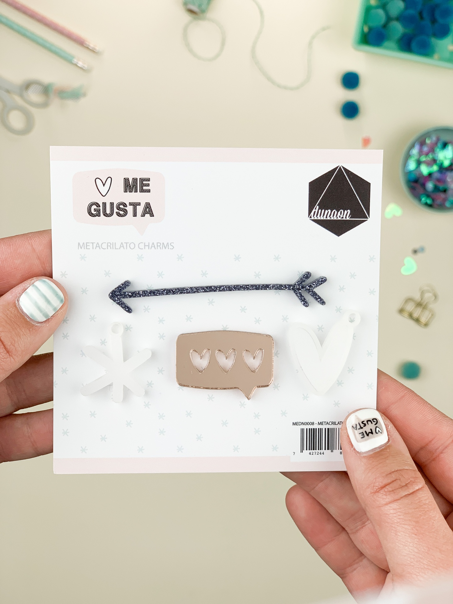 Conjunto de pendentes metacrilato variados em placa branca