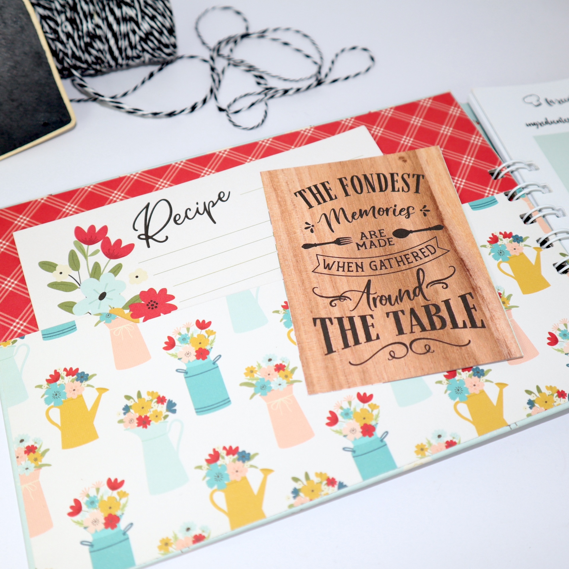 Livro de receitas com padrão floral e cartão decorativo com texto em inglês