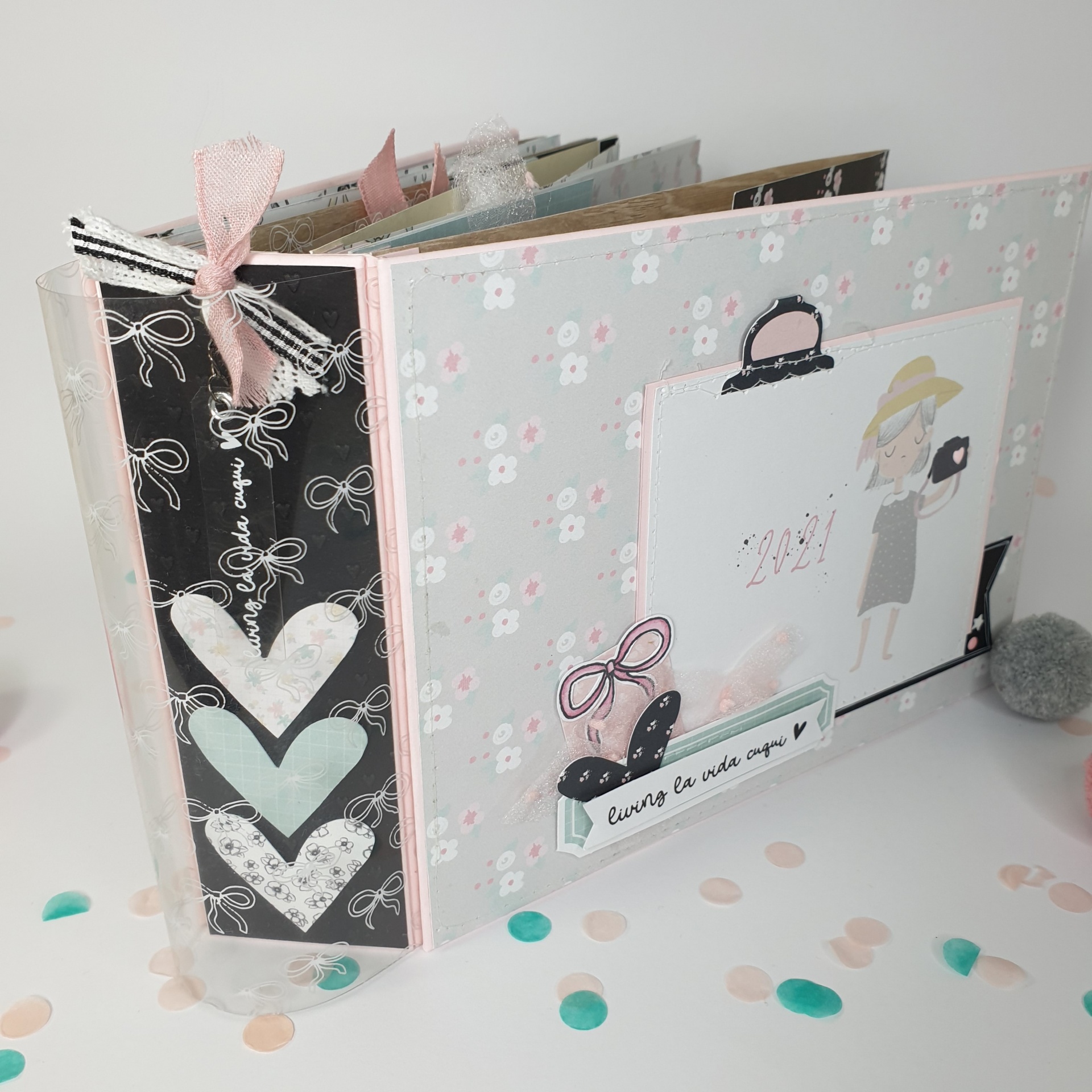 Álbum de fotos artesanal com capa floral e ilustração de mulher