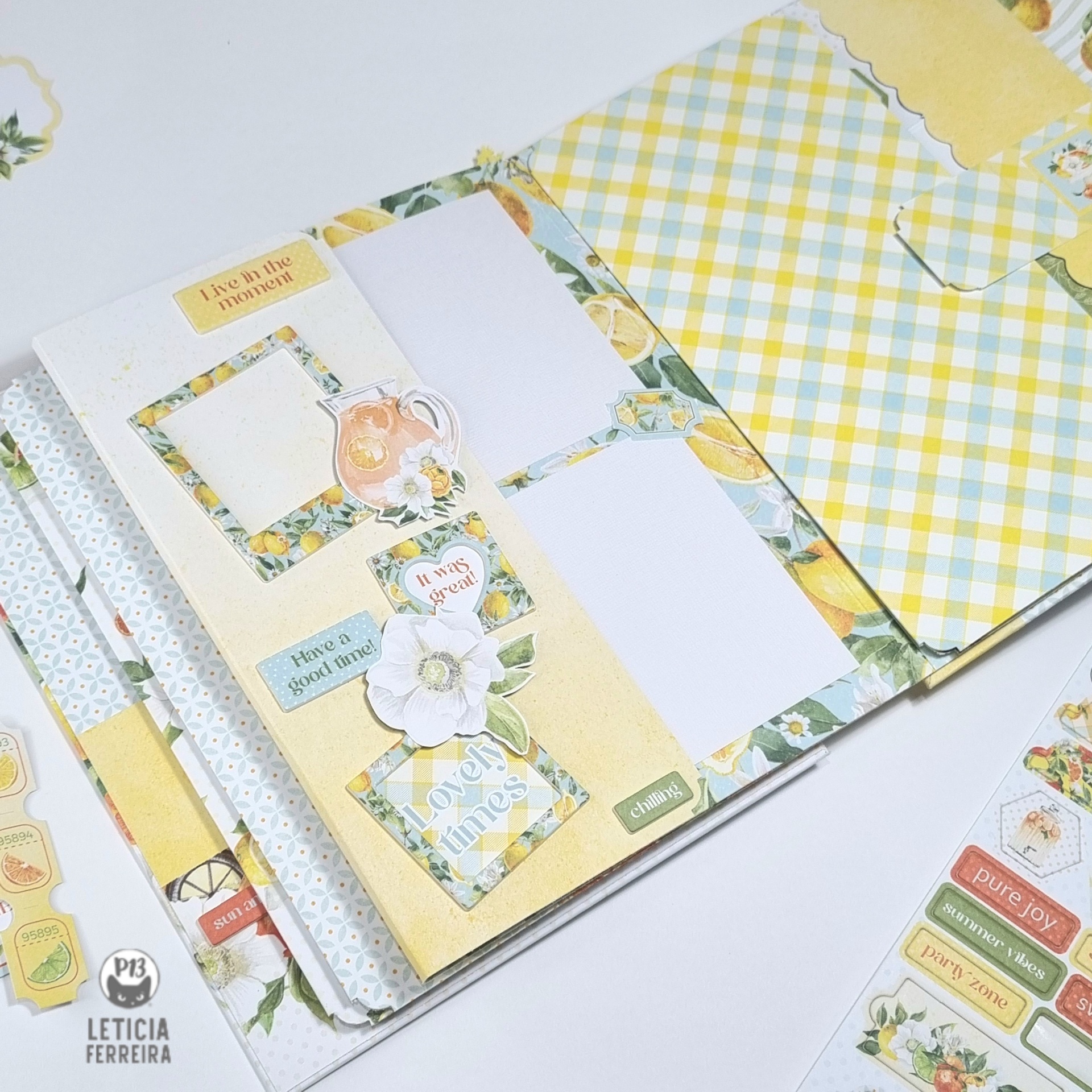 Álbum de scrapbook decorado com etiquetas e padrões florais e xadrez