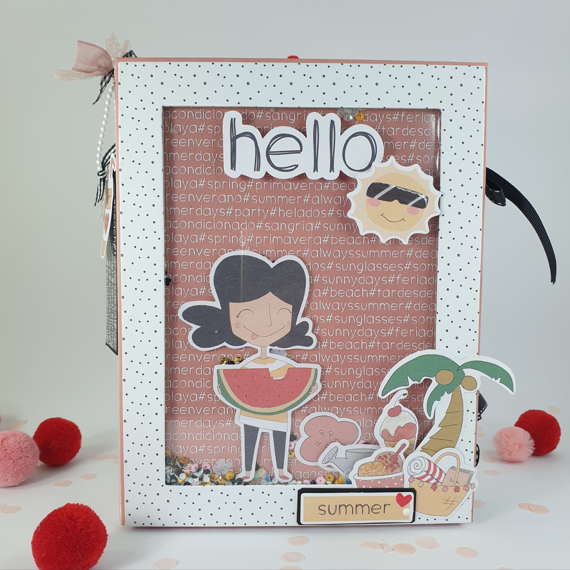 Caixa decorativa com recorte hello, figuras de papel de menina, nuvem, palmeira e concha, etiqueta summer