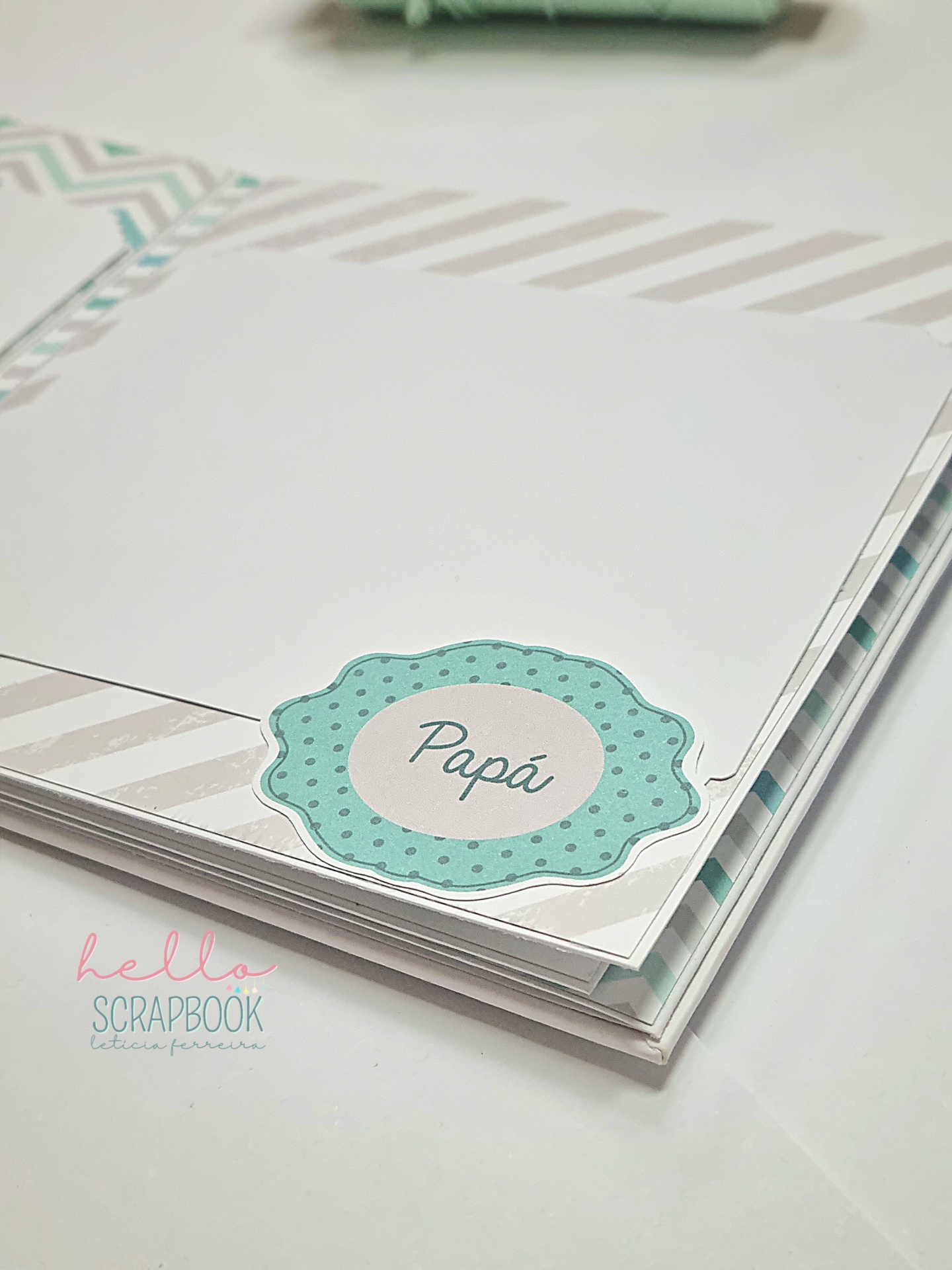 Scrapbook com selo verde e texto Papá