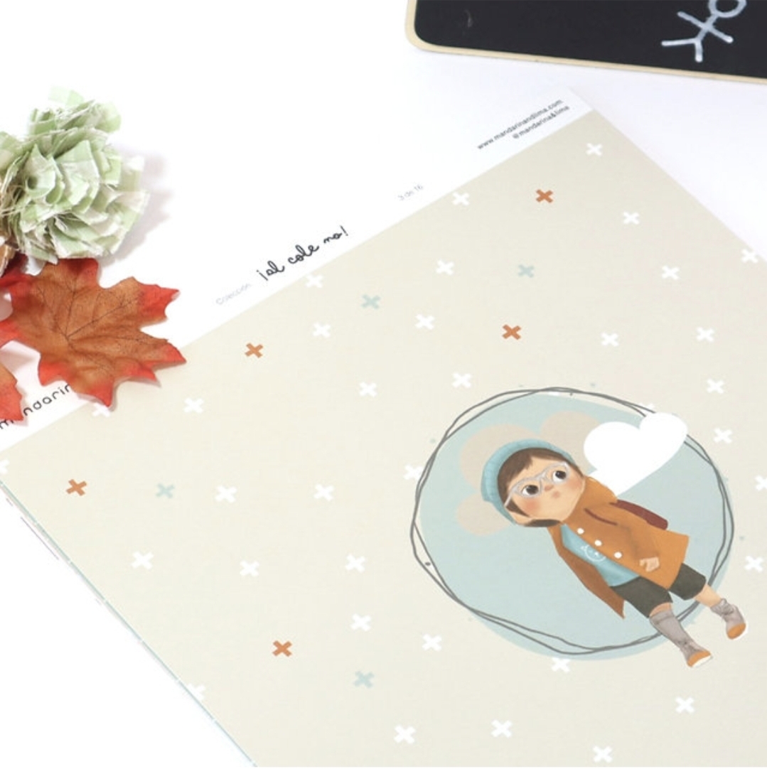 Caderno ou agenda com capa ilustrada de menino e padrão de cruzes coloridas