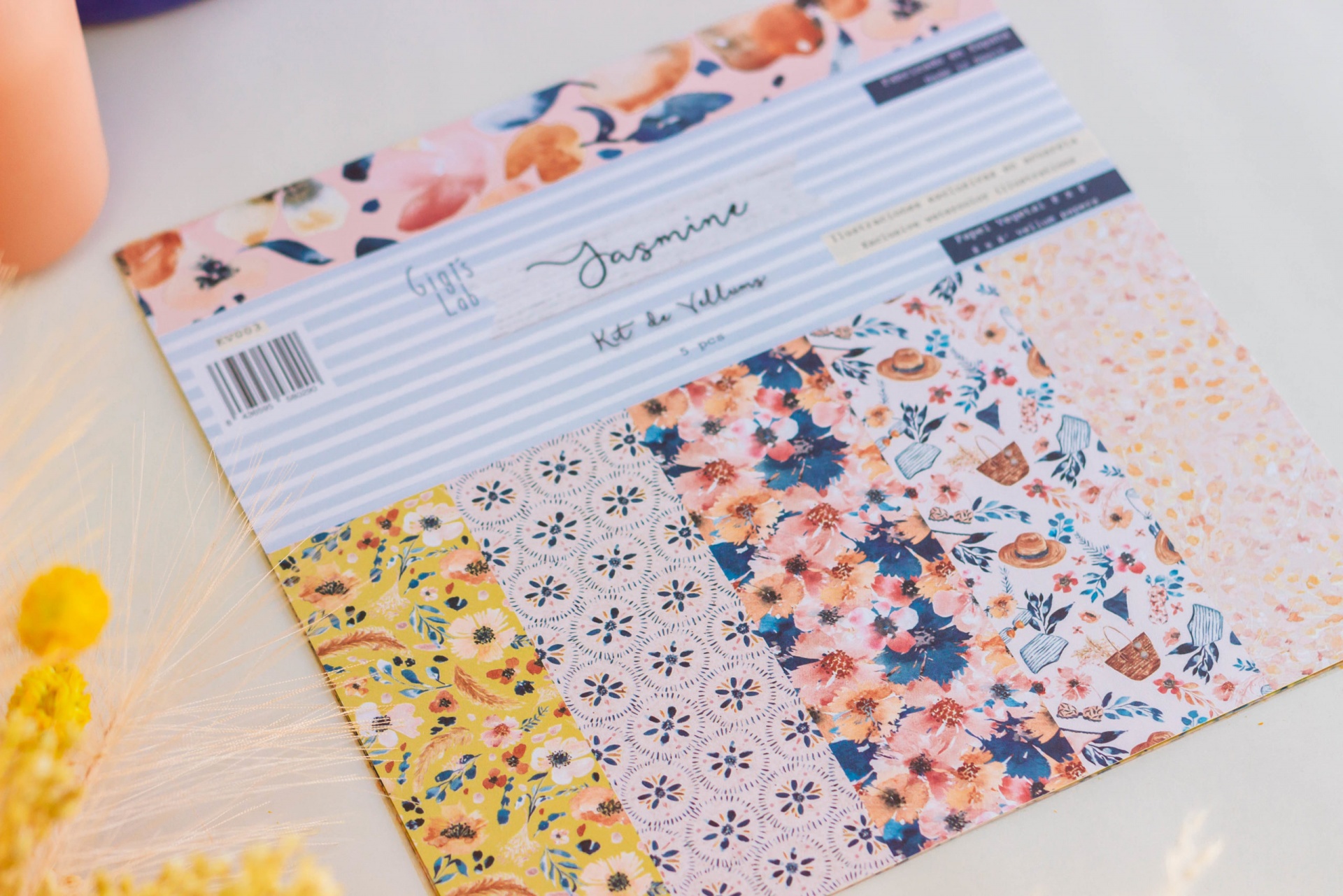 Conjunto de papelaria 'Jasmin' com padrões florais e geométricos coloridos