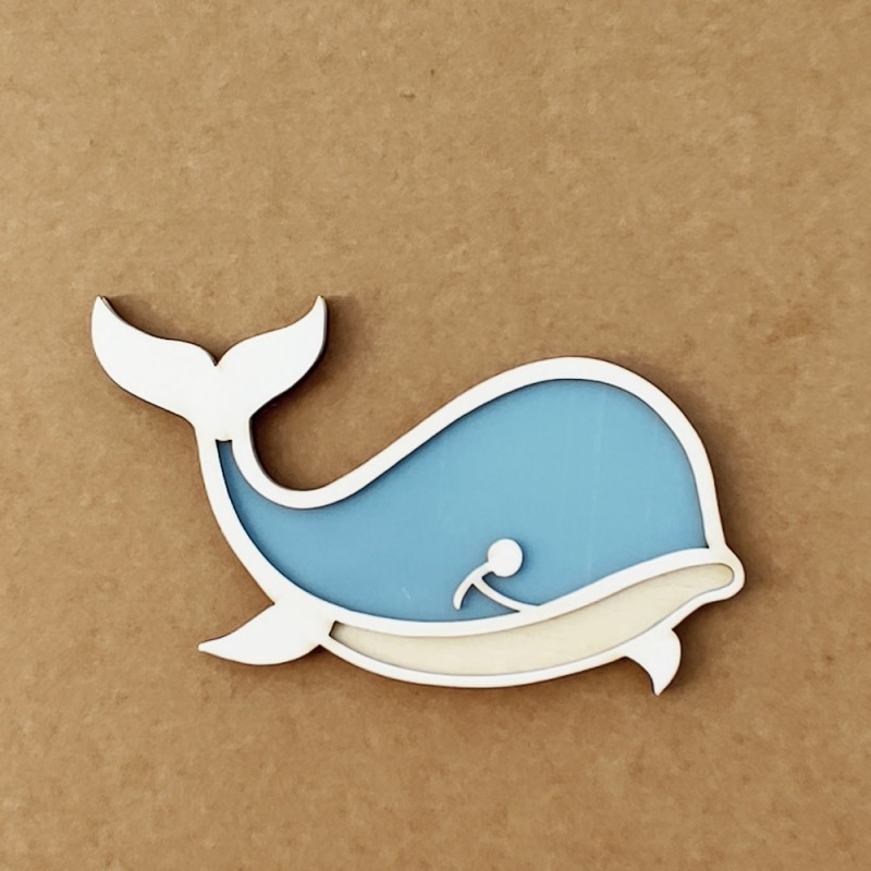 Autocolante de baleia azul e branca numa superfície castanha