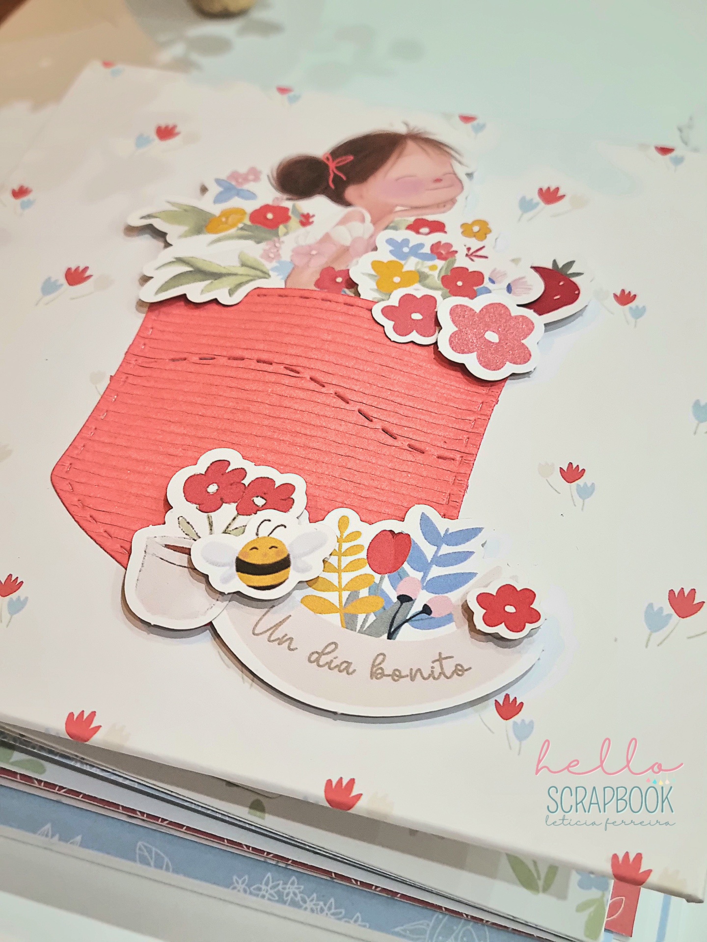 Decoração de scrapbook com menina, flores e texto Un dia bonito em papel decorado
