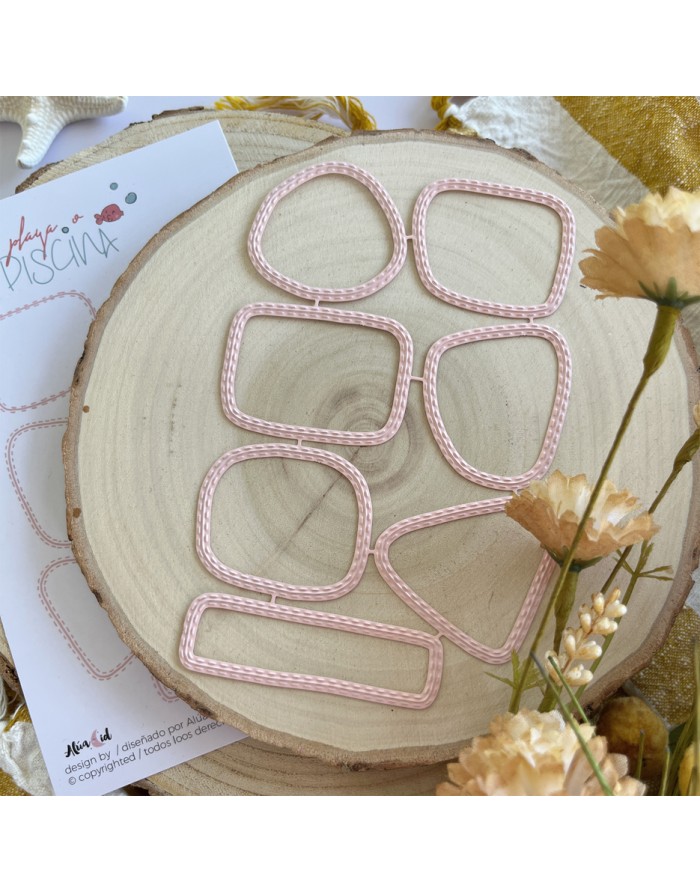 Elásticos de tecido rosa claro sobre tábua de madeira com flores secas e cartão