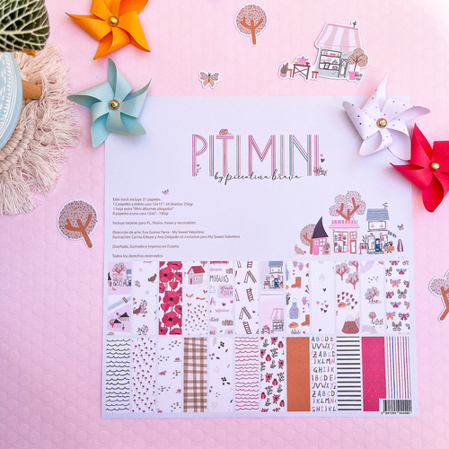 Folha de papel scrapbooking rosa com padrões infantis e cataventos coloridos