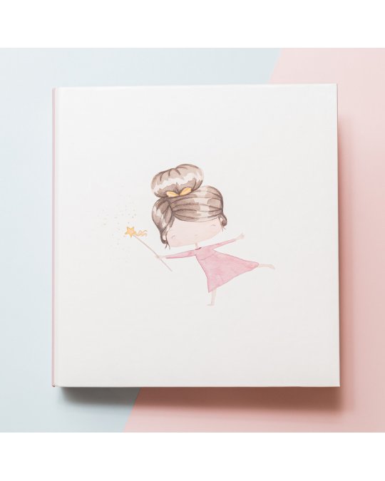 Caixa branca com ilustração de menina em vestido rosa e varinha mágica.