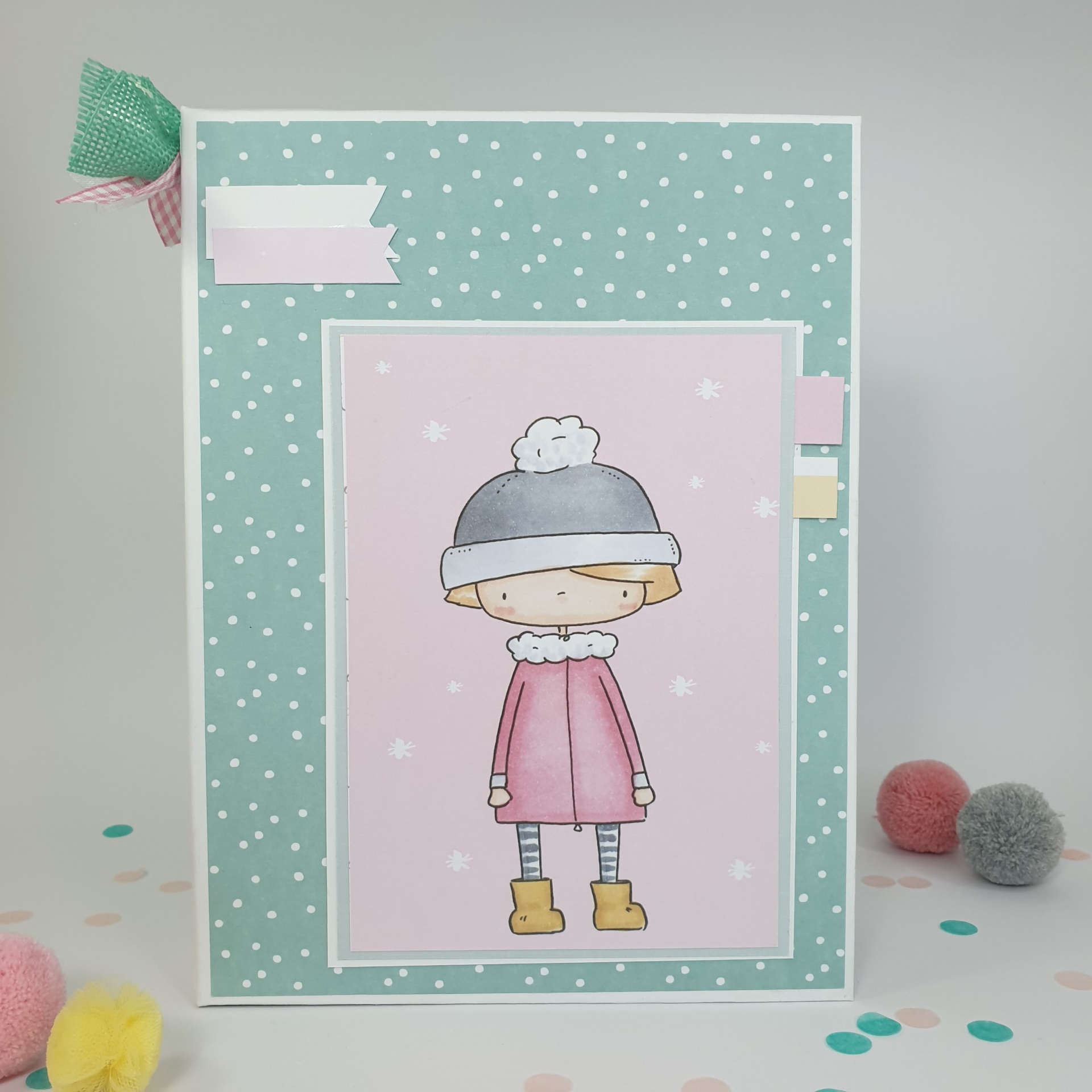 Cartão decorativo com ilustração de criança vestida para inverno e fundo com padrão de bolinhas brancas