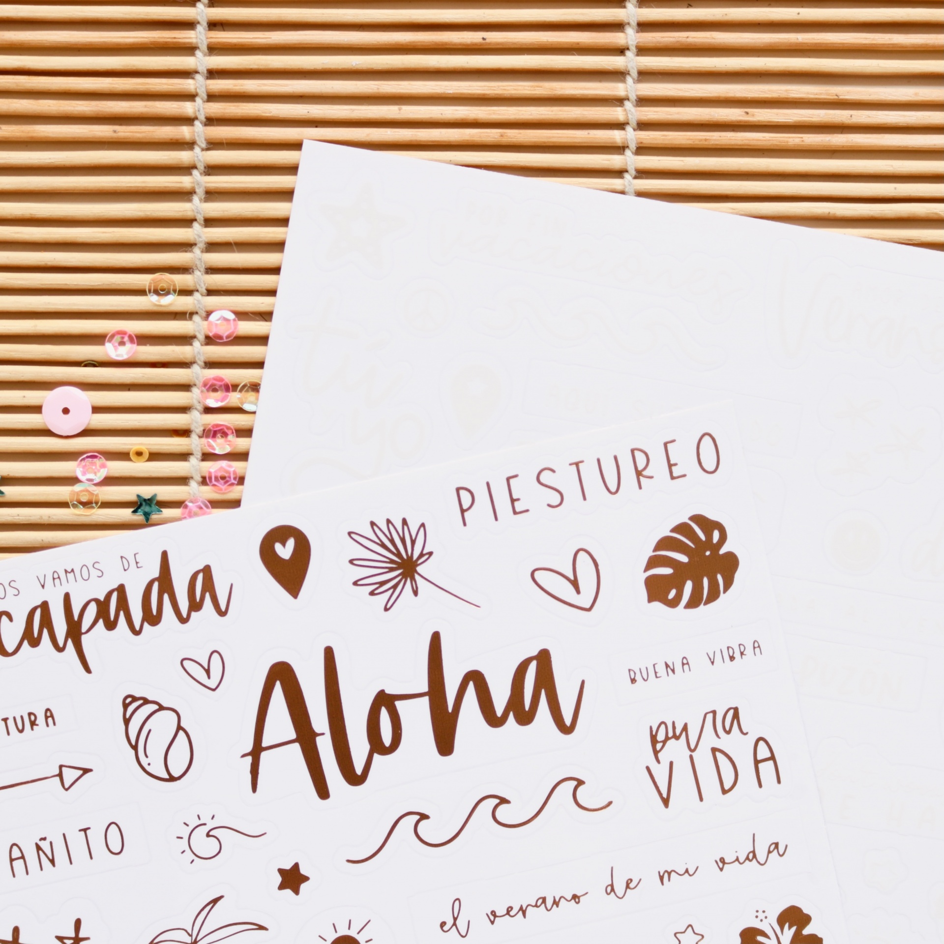 Folha decorativa com textos e desenhos em castanho sobre ripas de madeira