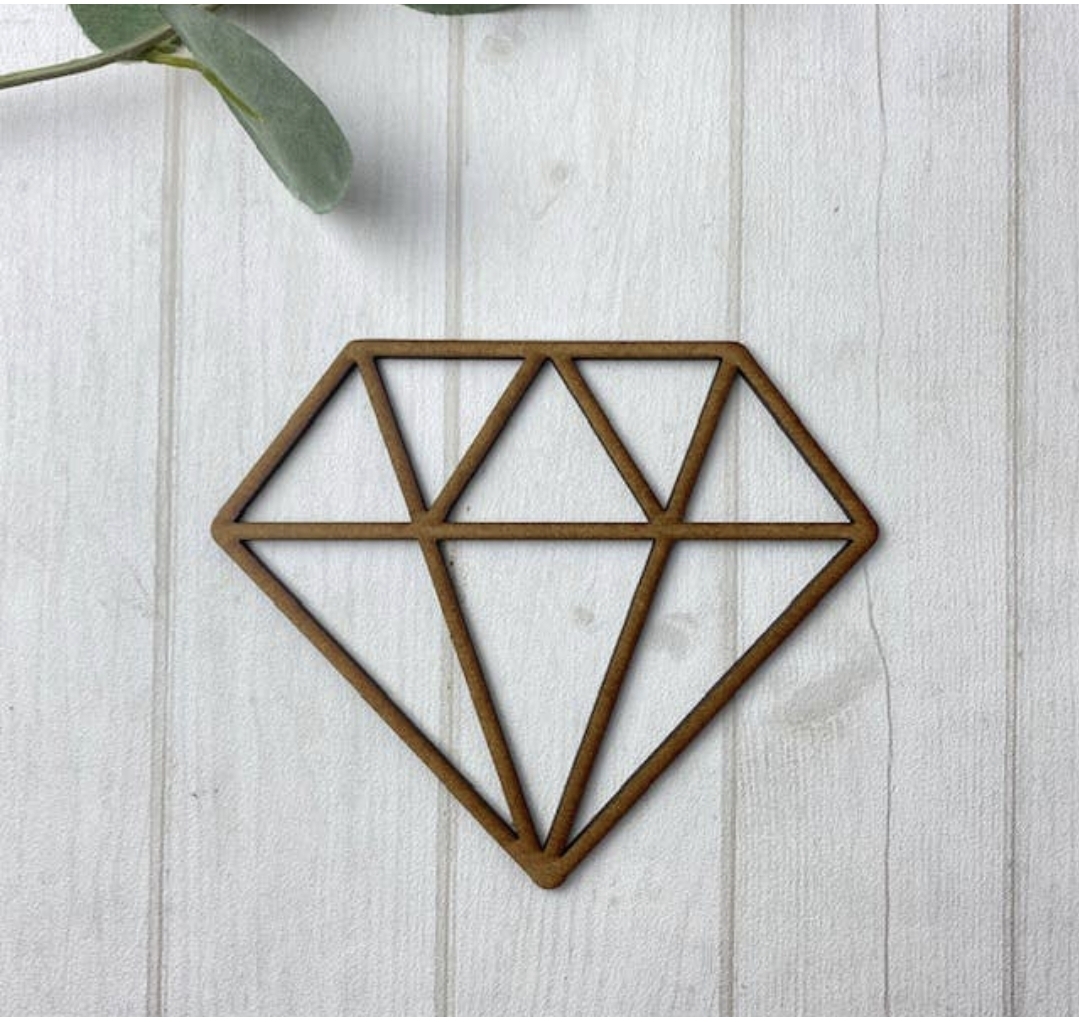 Objeto decorativo em forma de diamante de madeira sobre superfície clara