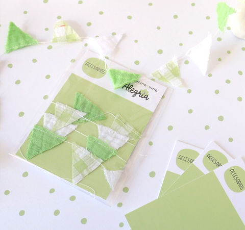 Guirlanda triângulo de tecido verde e branco com etiqueta Alegria sobre fundo branco com bolinhas verdes