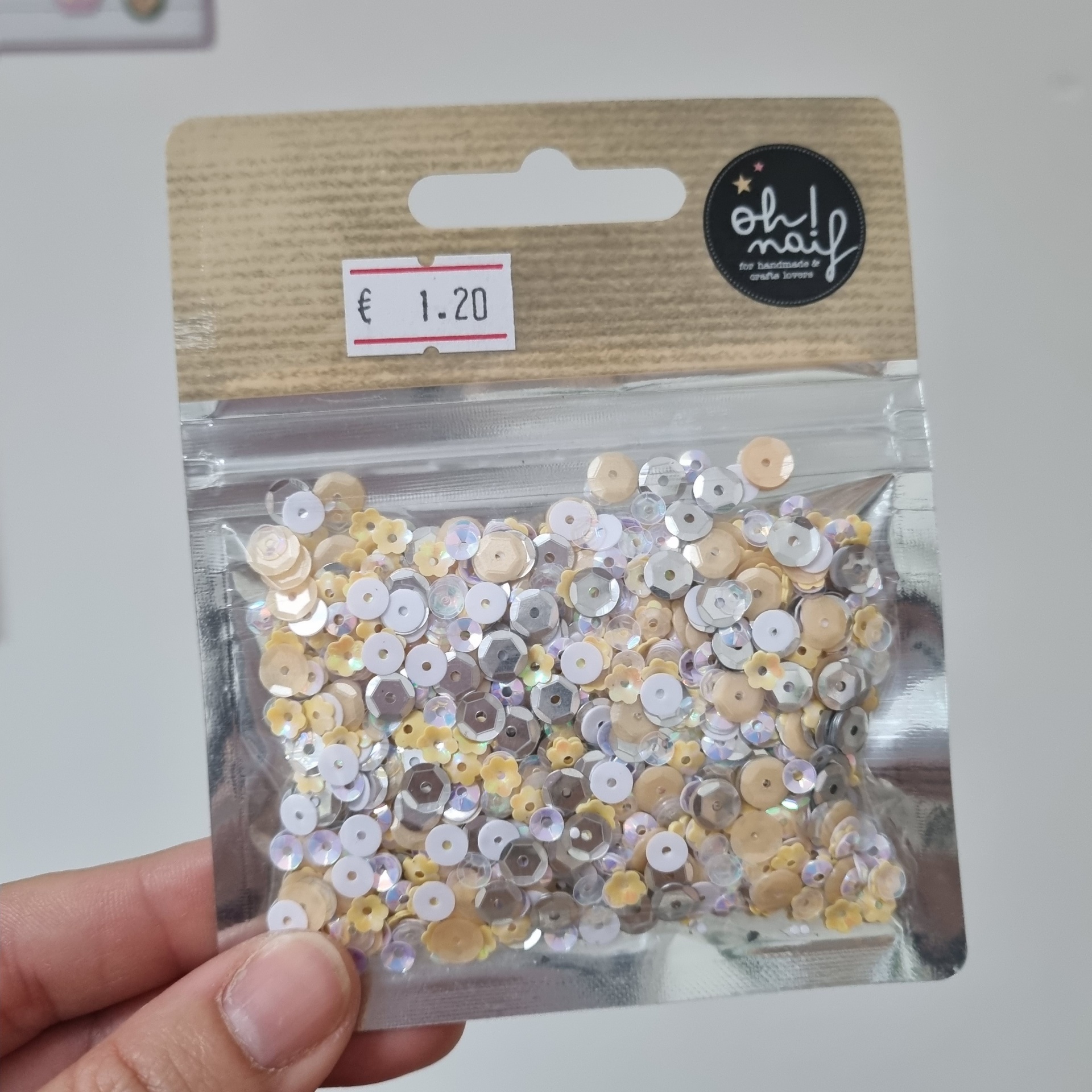 Pacote com lantejoulas multicoloridas para artesanato