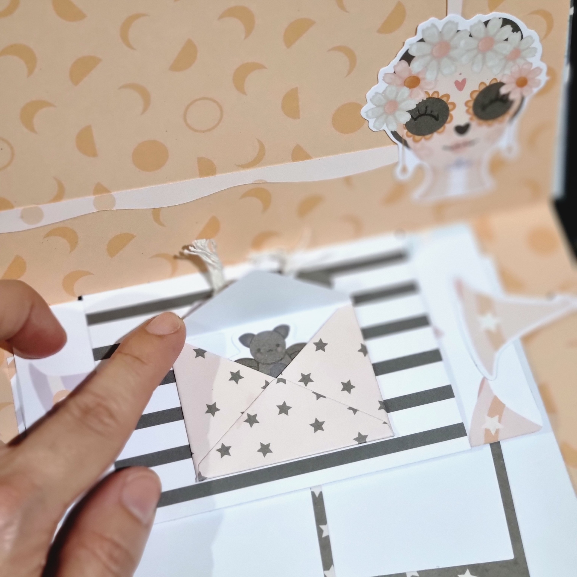 Escultura pop-up em papel com envelope decorativo e figura de caveira com flores