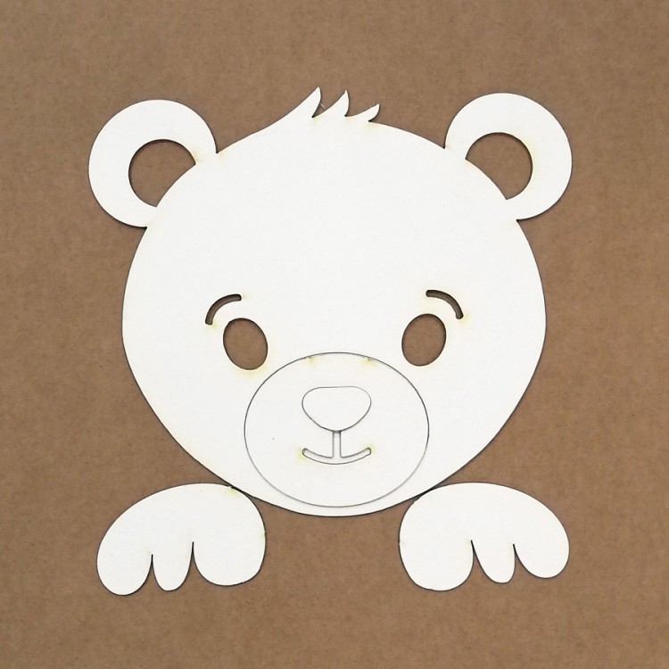 Figura decorativa branca em forma de urso sobre fundo castanho