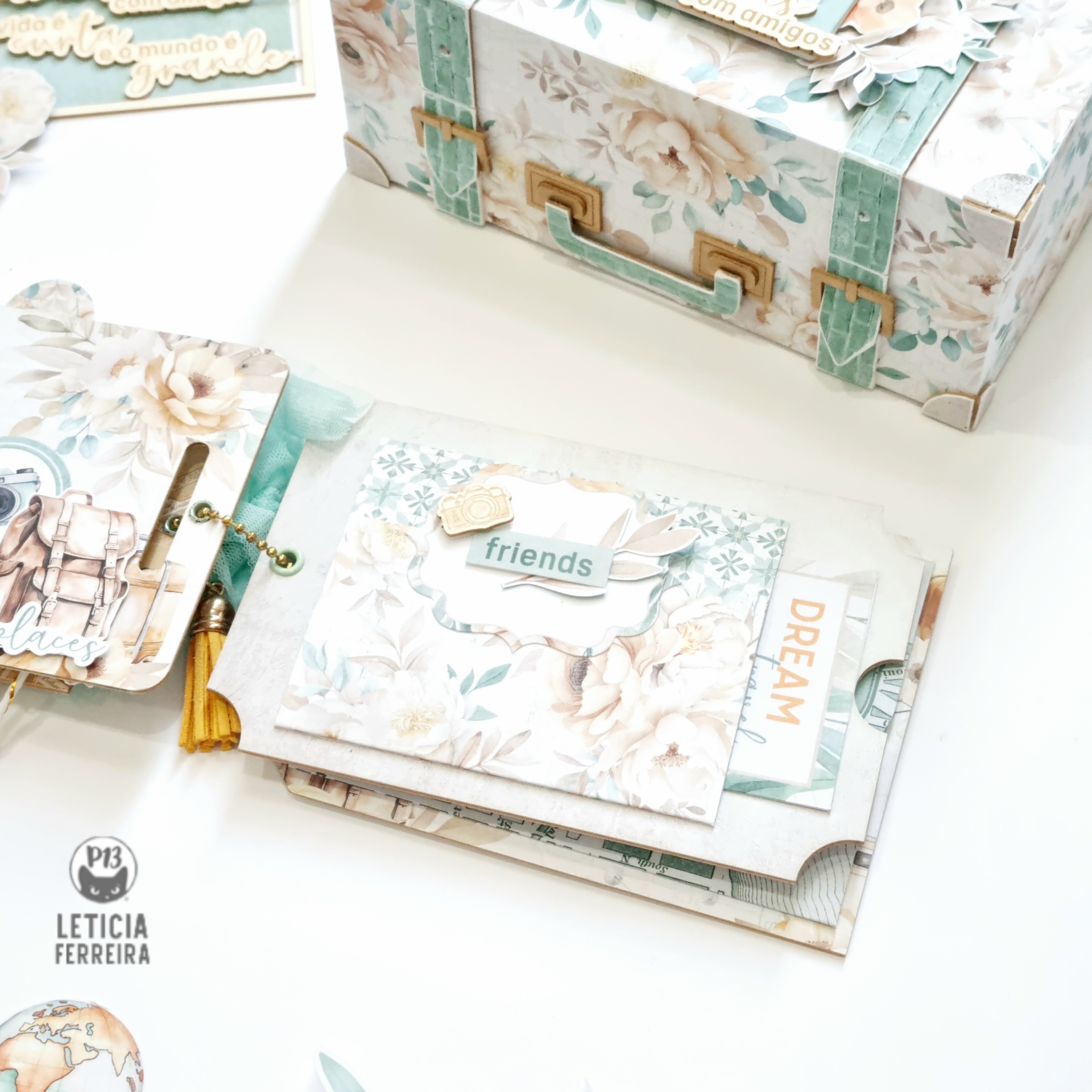 Conjunto de papelaria com padrão floral e textos 'friends' e 'DREAM' em tons pastel